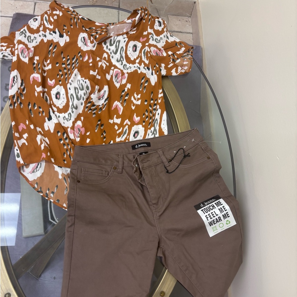 Brown Patterned Blouse And Pants Set - image 1